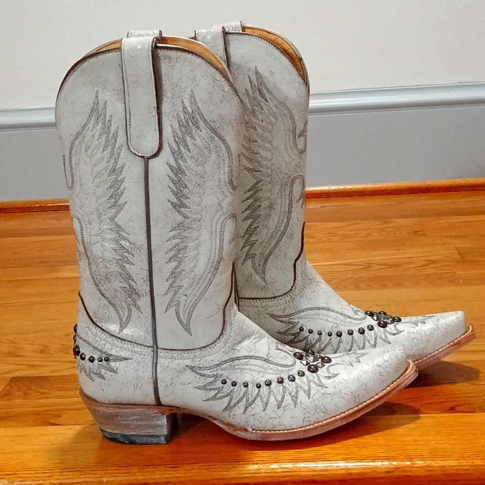 Idyllwind creme colored cowboy boots. Size 8.5. Never worn. NWOB